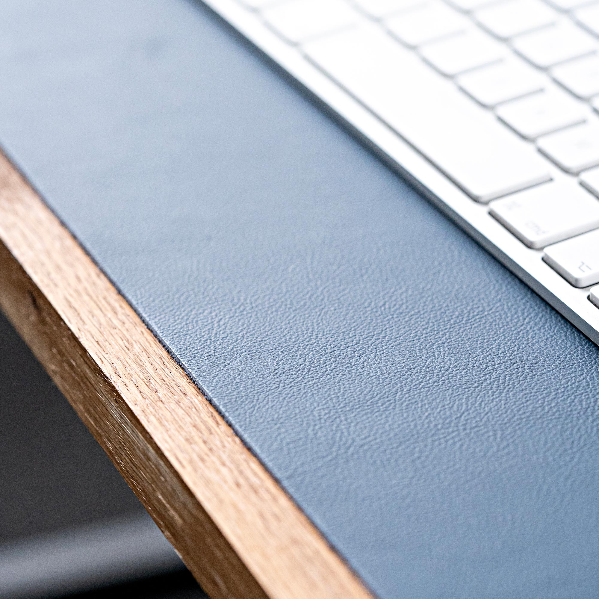 Schreibtischauflage in Navy blau Leder