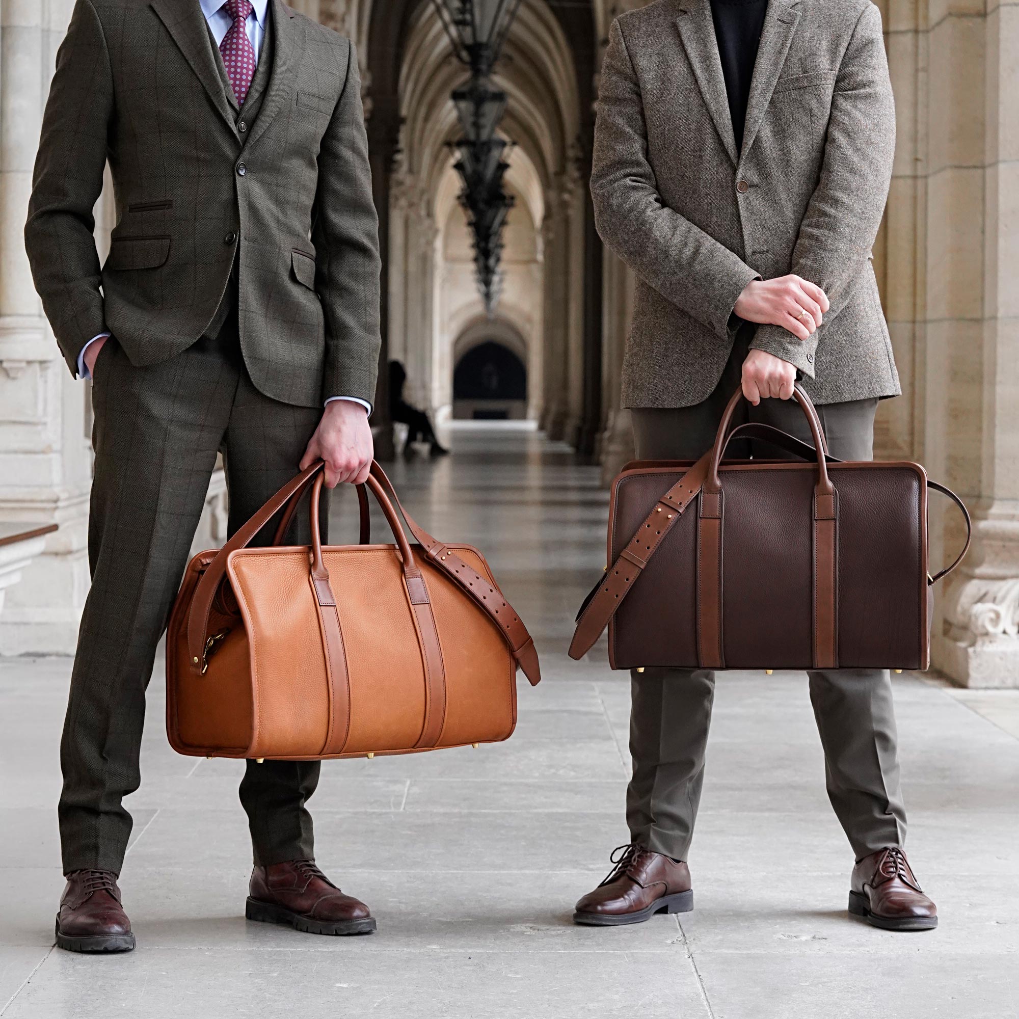 Männer in Anzug mit Leder Weekender in Braun und Cognac