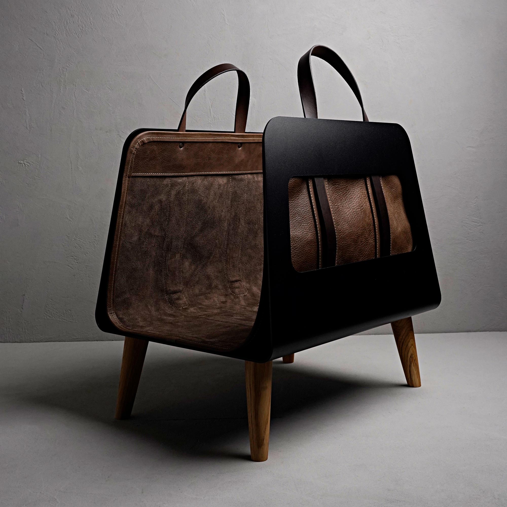 Kaminholzkorb aus Metall mit Leder Tragetasche braun