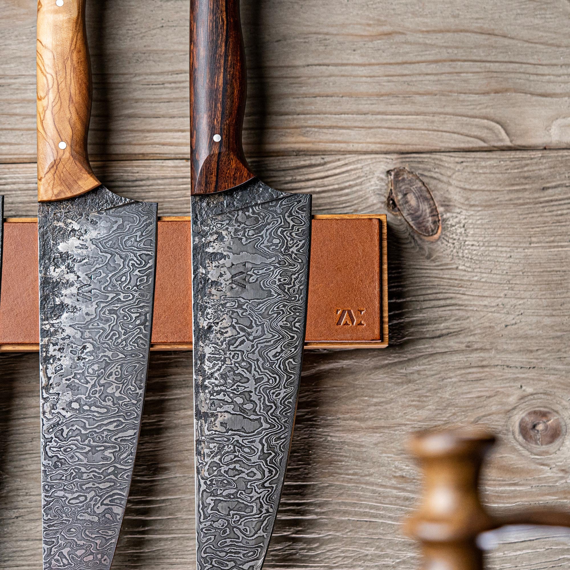 Hellbraune Messerleiste aus Leder und Holz