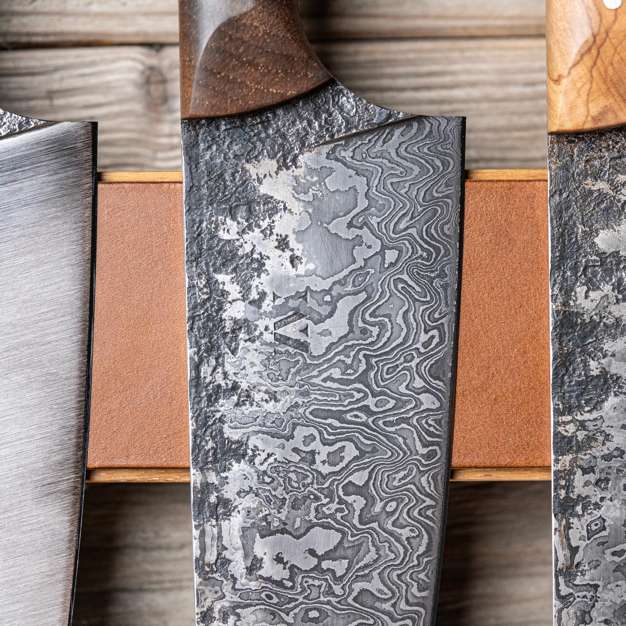 Damast Stahl Messer auf Messereiste