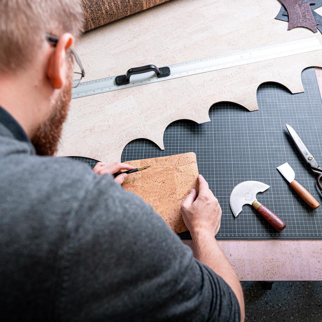 Schneiden von Lederprodukten in der Manufaktur von Rohleder