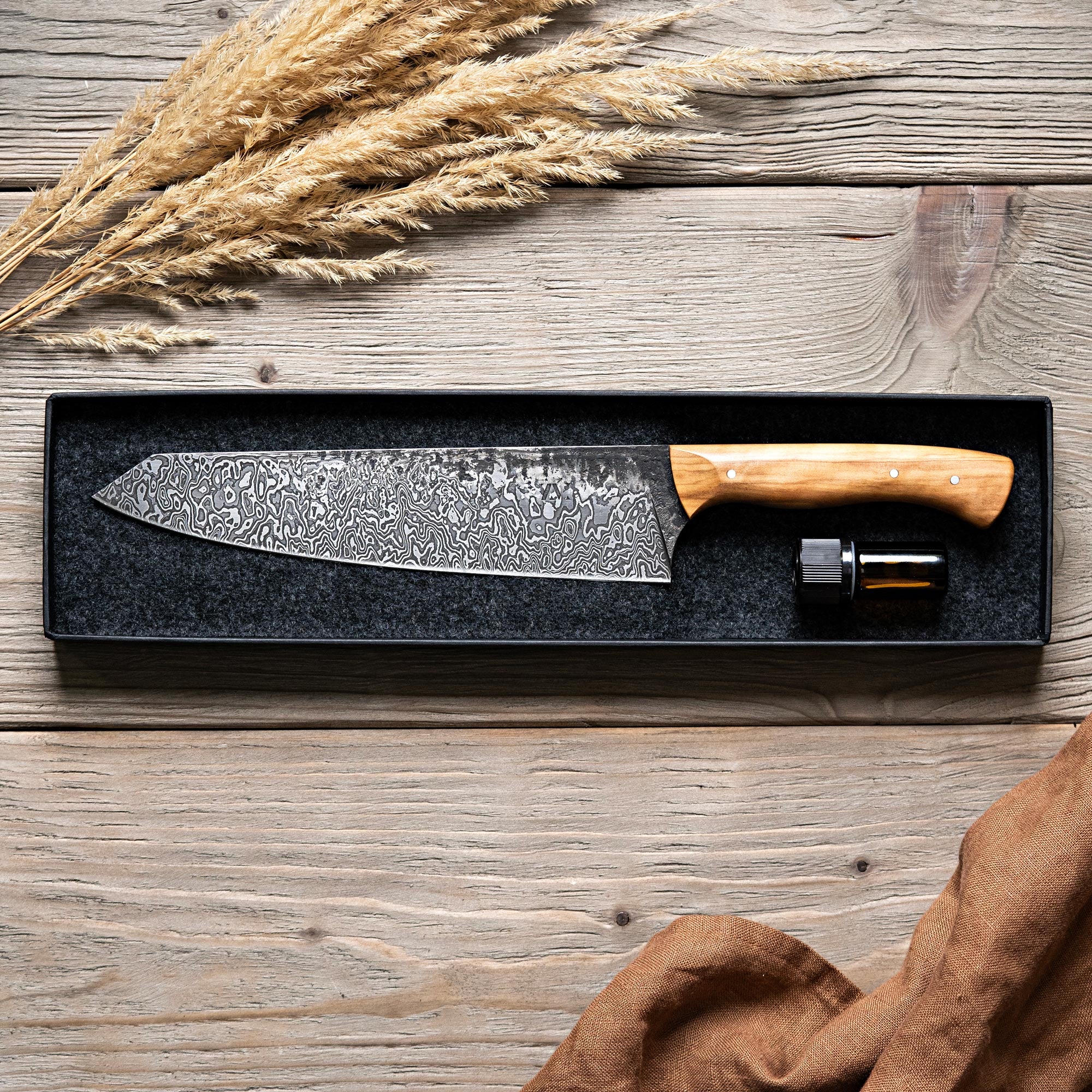 Olivenholzgriff auf Damastmesser 210mm Klinge