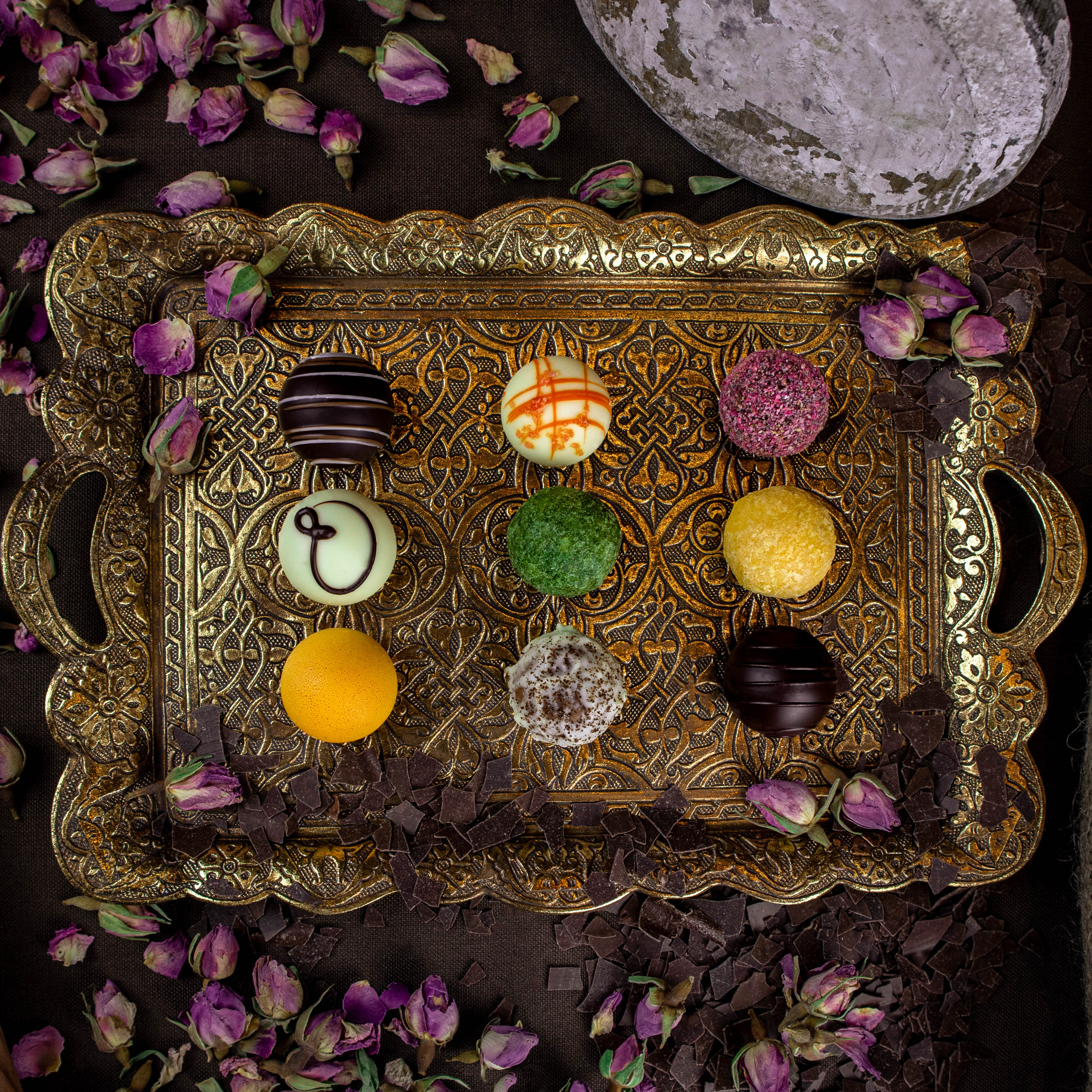 Schokopralinen auf einem Goldenen Tablet als sinnvolles Männergeschenk.