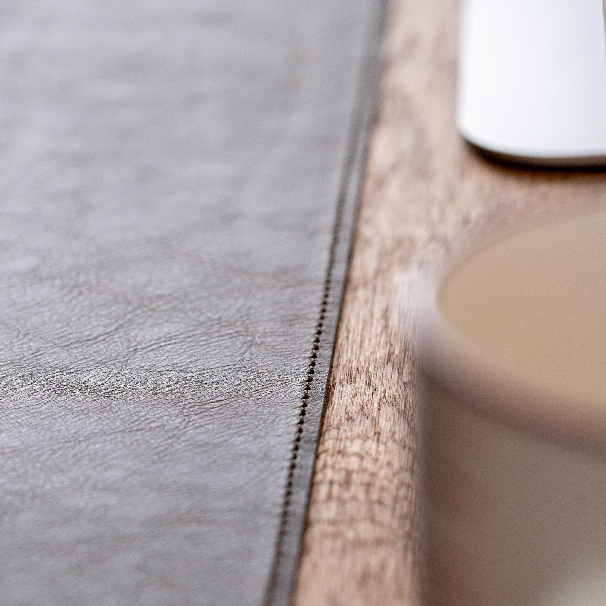 Braune Schreibtischunterlage aus Leder mit Naht