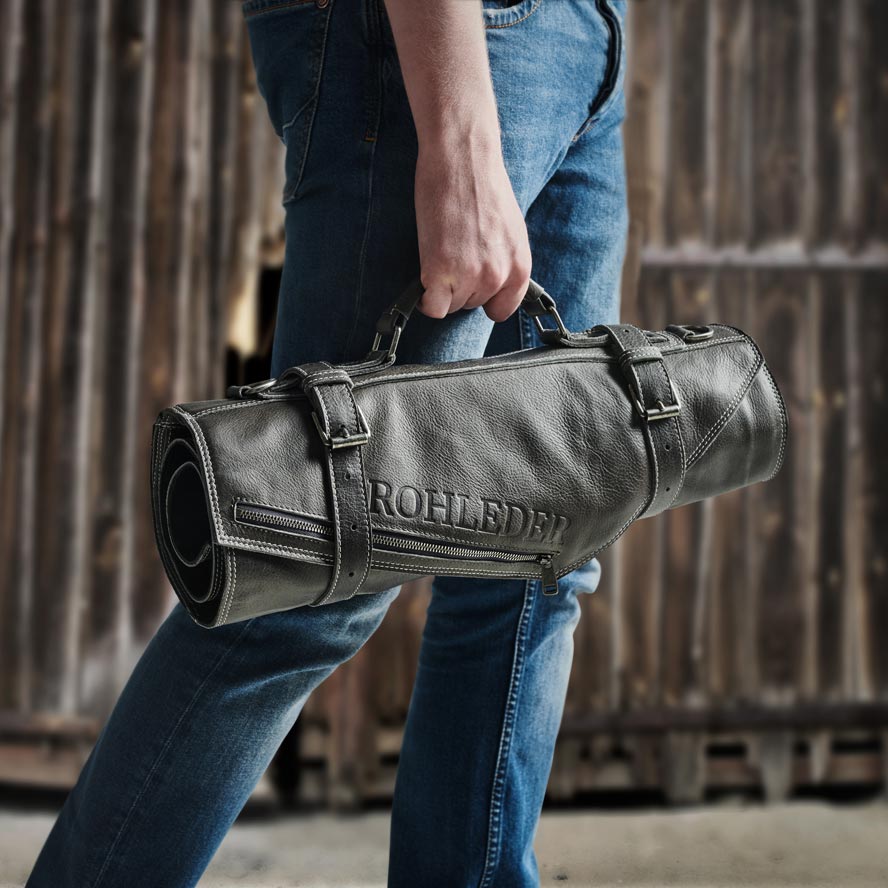 MEssertasche zusammengerollt wird getragen